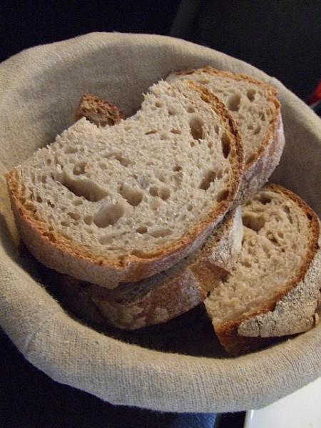 パンは、少し酸味があるタイプの物