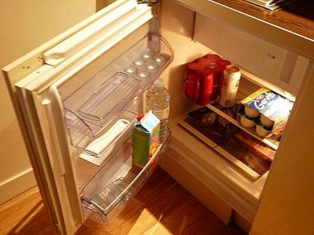 ナビもお気に入りを次々ゲットし冷蔵庫へ。