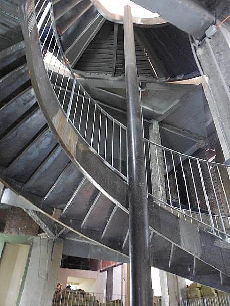 展示室を結ぶ階段。ちょっと怖いかも！