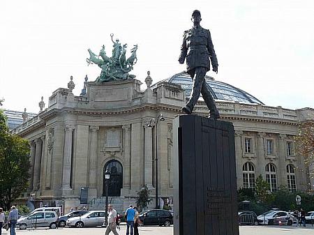 シャンゼリゼ大通りにあるシャルル・ド・ゴールの銅像。フランスの英雄です！