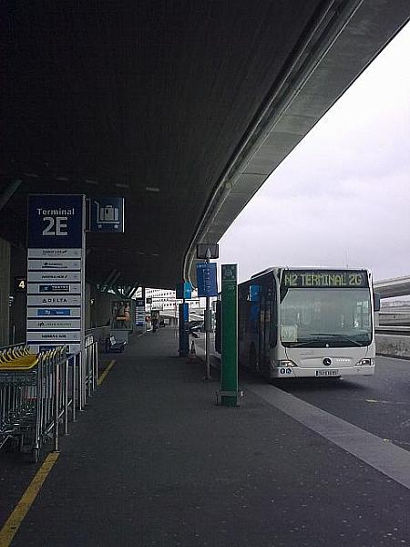 ターミナル間を運行しているバス。