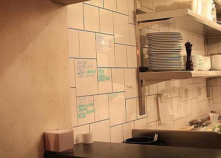 厨房の壁にはメモらしき文字が