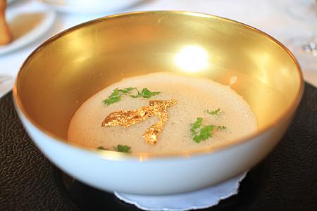 モリーユ茸のスープ。金の器に金粉が。
