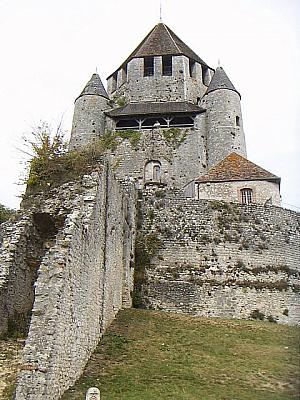 中世時代にはプロヴァンの象徴だったセザール塔