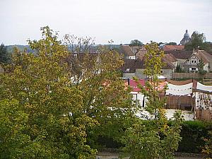 サンチボー通りからはコンドリエル修道院を眺められる