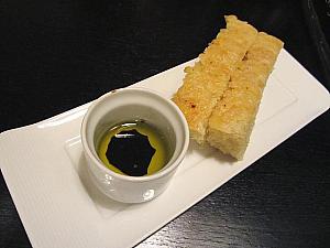 アミューズ・ブーシュはオニオンパンに、オリーブオイルとバルサミコ酢