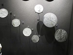 左側は19世紀半ばの5フラン硬貨試作