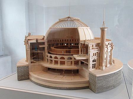 建物の全容と内部の模型