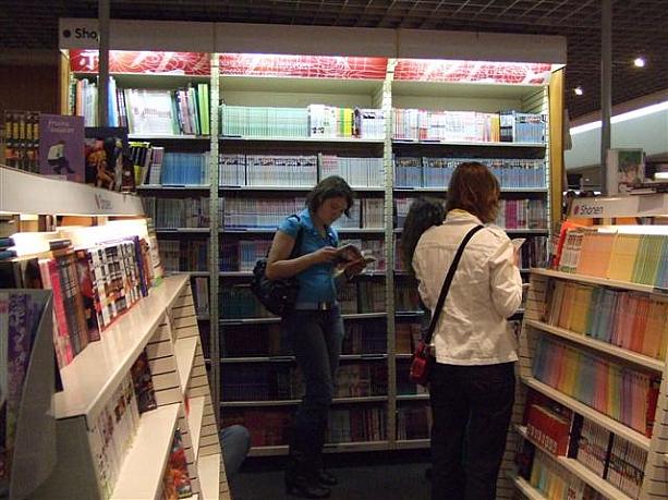 立ち読みしている人の姿は、日本と同じですね～！