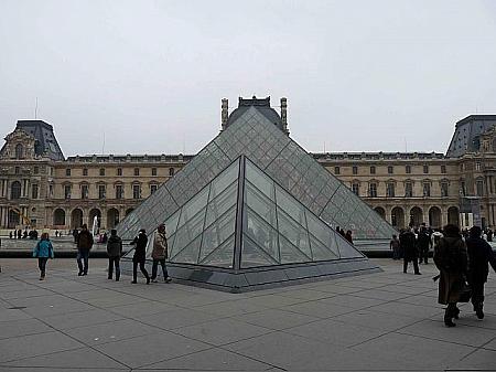 美術館へのピラミッド型入口。
