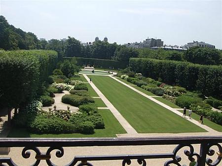 美しいイギリス式庭園も見もののひとつ。