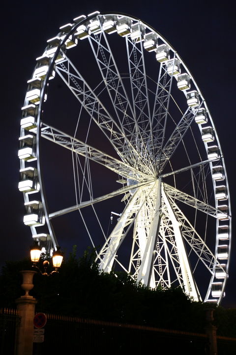 チュルリー公園に移動遊園地がやってきました パリナビ