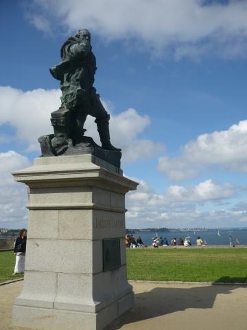 冒険家ジャック・カルチェの銅像