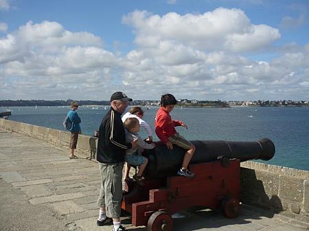 昔の大砲は子どもたちが乗るのにちょうどいい大きさ？