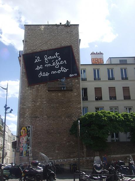 パリの街角で見かけるグラフィティ グラフィティ落書き