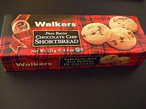 スコットランドのWalkers（ウォーカー）社のチョコチップ入りショートブレッド。<BR>
日本でも人気ですね！
