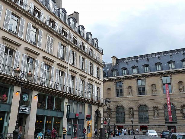 こちらはルーブル美術館前の店舗。