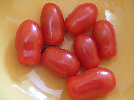赤い楕円形のフルーツトマト