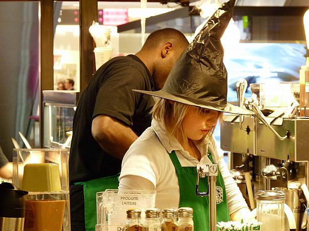 フランスではアメリカなどと違い、ハロウィンはメジャーな行事ではないようです。こちらアメリカ発のコーヒーショップではハロウィンの帽子をかぶった店員さんがいました！