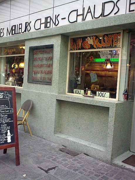 パリのホットドック専門店でもハロウィンのデコレーションがされているのを発見！