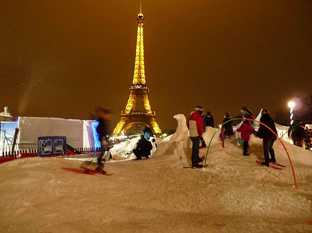 会場には雪で遊べるスペースが設置されています。そこから望むエッフェル塔はこんな感じ！