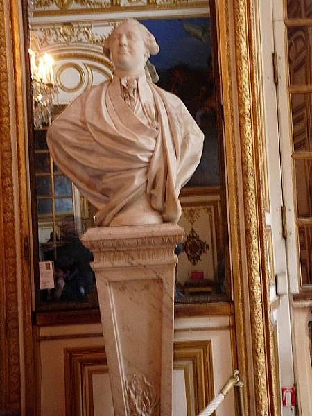 宮殿内にあるルイ16世の像。

