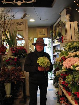 ジョルジュ・フランソワ氏がお花を選んでいる途中です。