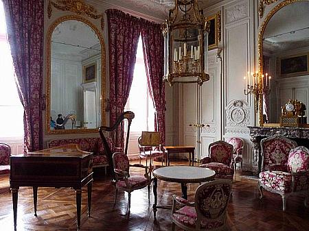 ヴェルサイユ宮殿の敷地内、プチ・トリノアンにある部屋です。