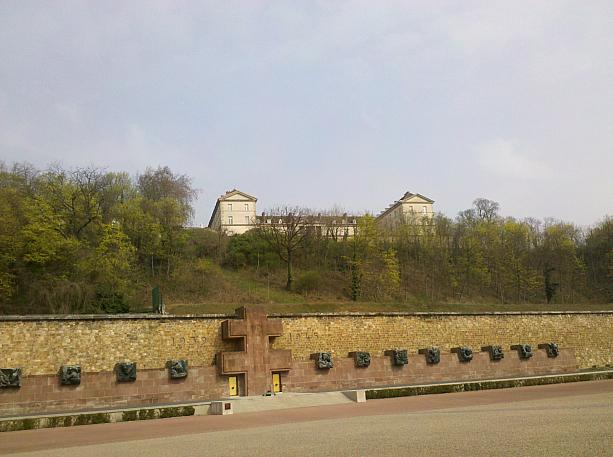 歴史的なスポットでもあります。こちらはフランス兵士のための記念碑。後ろに見えるのは要塞です。