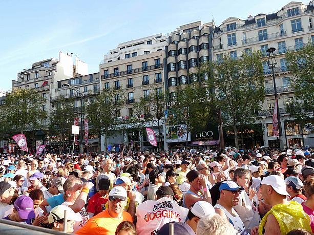 ４万人がパリの街を駆け抜けた！パリマラソン！