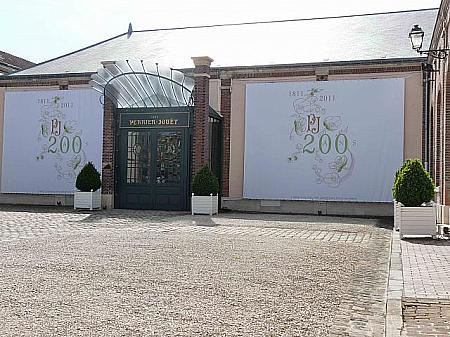エペルネにある、芸術性の高いシャンパーニュを生み出しているという、ぺリエ・ジュエ社。
 
