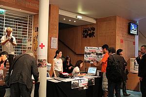 「国境なき子どもたち」、「日本赤十字社」へ募金する人たち