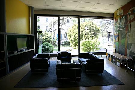 スイス館２　中央にあるのはLC2と呼ばれるソファ。彼は建築物以外にもたくさんのものをデザインしました。