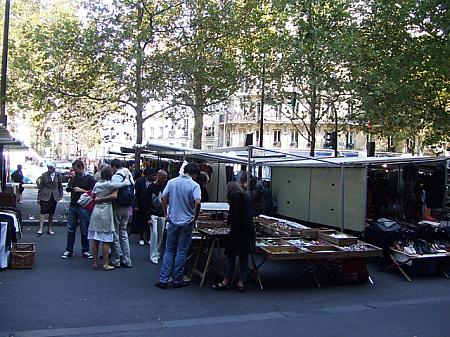 ブロカント商品をチェックするフランス人