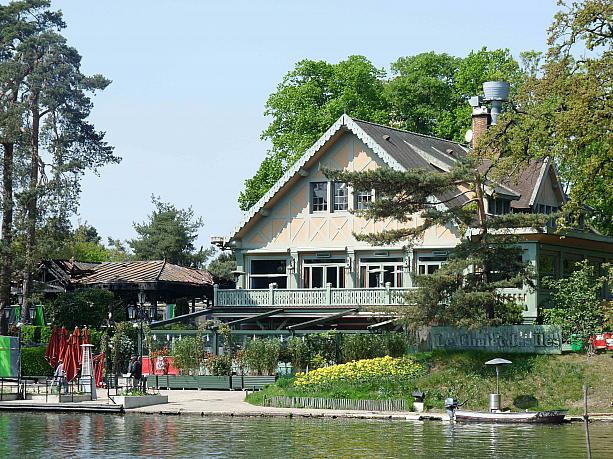 湖の小島にあるレストラン、いい雰囲気！！