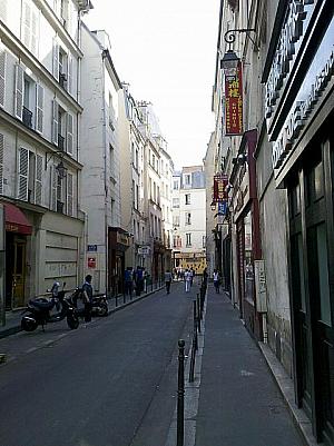 パリの中心地に位置するこちら、アクセスも簡単。