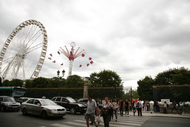 今年もやってきました チュイルリー公園の移動遊園地 パリナビ