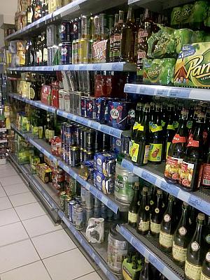 どこのスーパーでもビールコーナーは充実しています。