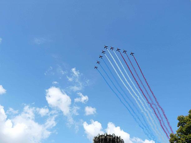 そしてメインイベント！フランスが誇る軍隊による飛行ショー！！今年はとてもいい位置で見学できました。