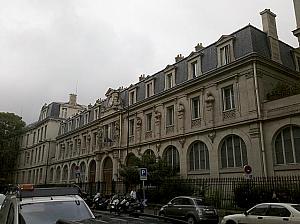 Avenue Victor Hugo(ヴィクター・ユーゴ大通り)～Rue de la Pompe(ポンプ通り)～Rue de Passy(パッシー通り)。16区の市役所や学校などの前を通過します。