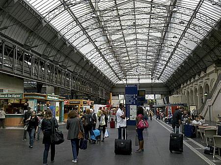 パリのターミナル駅、Gare de l'EST(東駅)。構内にはPetit CasinoやRelayなどがあります。