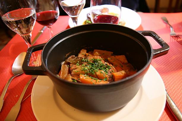 ルクルーゼやストーブに代表されるホーロー鍋の煮込み料理もフランスの家庭料理の代表といえるでしょう！