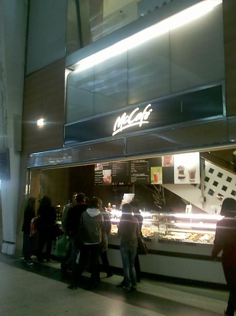 パリにも多くの店舗があるMAC Café (マック・カフェ)。