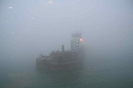 船上から見た初めての英国の風景は「霧」