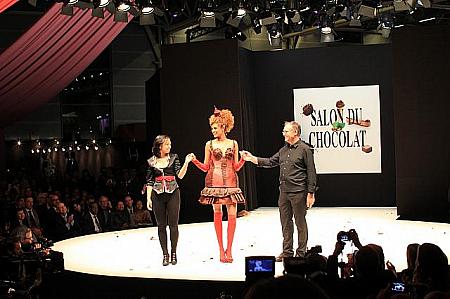 ショーの最後には、モデル、デザイナー、ショコラティエが一緒にステージへ上がりました。