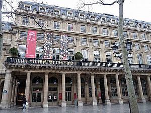 パレ・ロワイヤルの隣には劇場、Comédie Francaise (コメディー・フランセーズ) があります。