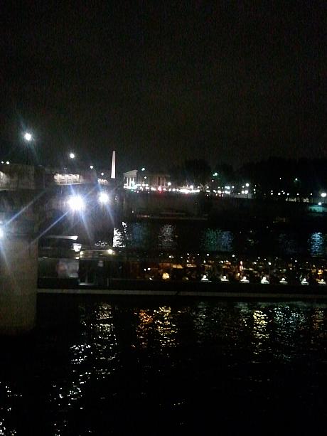 昼間のセーヌ川もいいですが、夜のセーヌ川もまた違う魅力が。セーヌ川をクルーズ中の船。