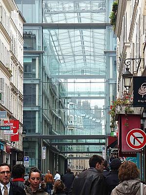 ガラス張りの外観が印象的なマルシェ・サントノレ広場。周りには多くのレストランがあります。
