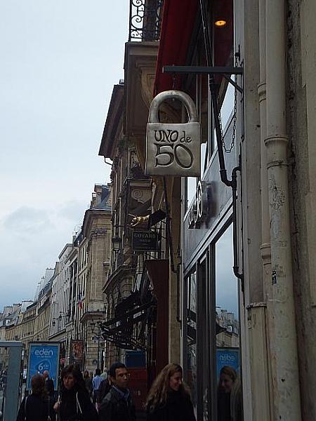 華の都パリの代表的な通り、サントノレ通り