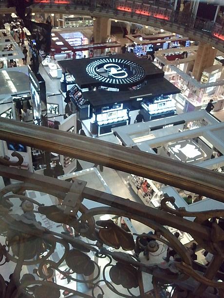 そして意外と知られていない地上階の眺め。化粧品ブランドのロゴが鮮やかに見えます！